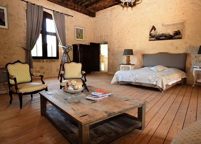 Castle Near Agen With Shared Pool Semesterbostad *