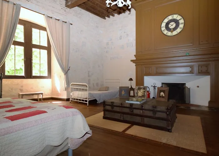 Castle Near Agen With Shared Pool Saint-Caprais-de-Lerm